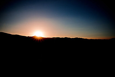 娇妻陪朋友拍婚纱照后续发展｜汽车跨界婚纱摄影，见证爱情与友谊的美好瞬间-1