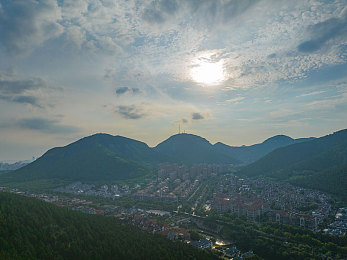 猥琐眼镜男捆绑李梓熙｜李梓熙事件引发深思：汽车行业责任与挑战，新能源与智能化共谋未来-1