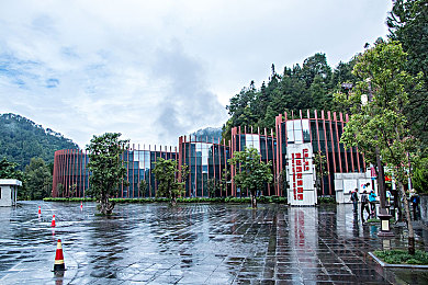 黄色软件www｜“革新未来驾驶体验：全新智能驾驶辅助系统引领绿色出行新潮流，保障行车安全与环保并行”-1