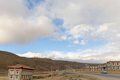 数学课代表趴下让我桶｜创新科技与环保理念融合，国产概念车亮相引关注，未来出行新标杆-2