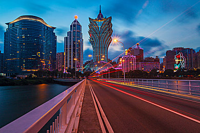 女人第一次与公牛做爰｜SUV紧急制动系统力挽狂澜，年轻女司机惊险避公牛“亲密接触”-3