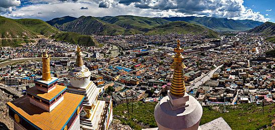 男生和女生一起差差软件|驾驶新风尚,AI导航,共享智能出行之旅-1