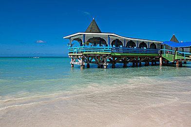 打扑克的剧烈运动｜脑力激荡，指尖舞动：扑克运动精神融入汽车科技，打造智能驾驶新体验-1