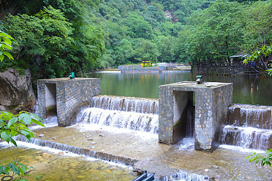 一小孩和妈妈摘萝卜还喊游戏｜温馨亲子农场行，智能环保家轿受热捧，家庭出行新选择-1