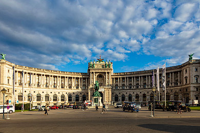 男女在床上打扑克｜“创新科技引领潮流，舒适娱乐两不误：新型汽车打造长途驾驶新体验”-2