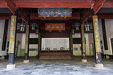 娇妻被黑人玩到翻白眼|“翻白眼”SUV:惊艳外观,奢华内饰,强悍性能,引爆豪华车市场新热度-4