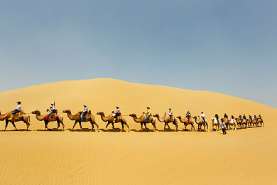 老女人扒开下面添|“颠覆传统设计,科技感与舒适度并重:某汽车品牌全新车型引领潮流瞩目登场”-1