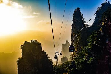 香港眼镜猥琐绳模裸绑｜香港车模挑战传统审美，时尚造型为汽车行业注入新活力-1