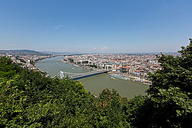 男女打扑克视频软件|智能驾驶新纪元:车联网与社交娱乐,汽车变身生活智能伙伴-2