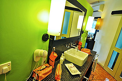 中国帅小伙自慰出精|驾驶技巧引关注,生理反应致车辆熄火:车主自述惊险经历,专家提醒安全驾驶重要性-1