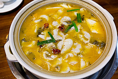 上海留学尝试黑洋吊AV|黑洋吊AV元素创新融入,引领汽车设计新潮流:简约时尚科技,引发热议与期待-3