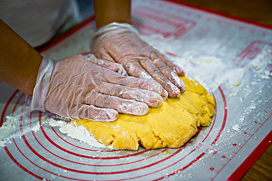 拔萝卜打牌不盖被子|科技驾驭,细节至臻,未来出行新篇章-1