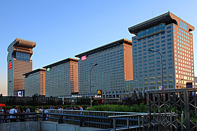 老师穿旗袍被c到高潮｜“旗袍惊艳亮相汽车发布会，概念车技术创新彰显东方魅力，引领行业发展新篇章”-3