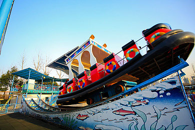 打扑克又叫又疼下载|激情赛道,红色赛车手张强勇夺亚军,赛车盛宴展现速度与激情-1