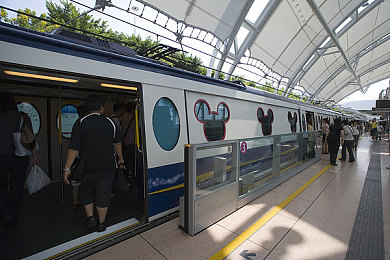 皇上当众揉捏公主的乳峰｜颠覆传统设计，豪华SUV引领车展潮流，打造前所未有的驾驶盛宴-3