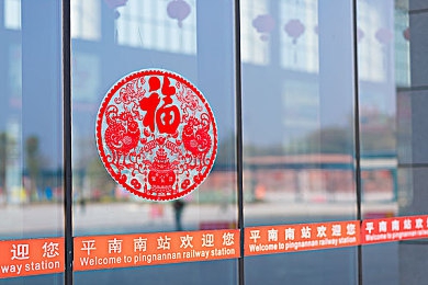 我帮妺妺洗澡忍不住c了她的奶|奶爸专属,温馨出行,“奶瓶杯架”座驾,关爱一家亲-1