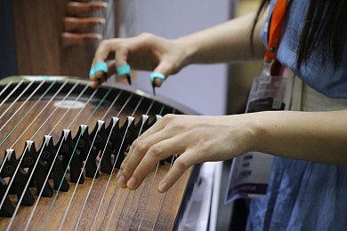 被两个男人3p舒服|豪华驾乘新体验:盘点几款车内舒适至上的汽车精品,尽享尊贵旅程-1