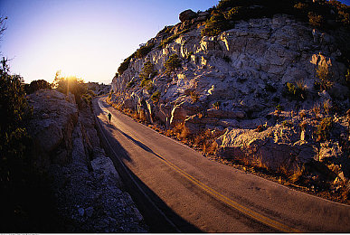 将界2第3集打扑克80秒｜界2破速启航，智能驾驭，颠覆传统出行新篇章-3