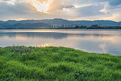 抱着老婆让朋友曰|涡轮动力+独特命名,这款汽车凭实力引发热议,成为市场焦点!-1