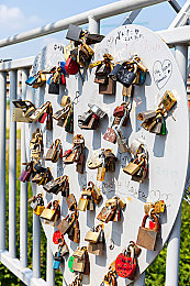 KTV少少爷互口KTV少|汽车文化新风尚,KTV歌声绘青春趋势-4