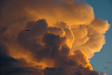 推特成人版18禁|“数字监管新篇章,汽车营销焕新颜,挑战机遇共舞动”-3