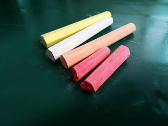 大炕上妇乱子伦的现代意义,“传统韵味与现代科技交融，某汽车品牌推出全新概念车型引发热议”-3