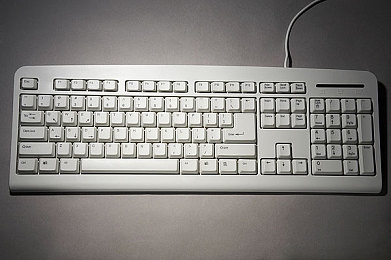 13岁戴紫色面具的小女孩|“紫色梦想照进现实:13岁女孩众筹汽车引关注,环保与创新并重”-1