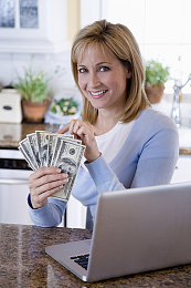 军人男男GaYGAYS 游戏｜游戏灵感跨界碰撞：全新SUV外观设计独具匠心，汽车行业创新潮涌-2