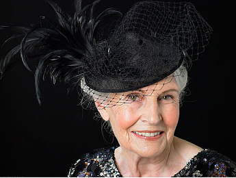 女子驷马悬吊真人｜悬空技艺展女性风采，汽车盛宴见证行业辉煌-5