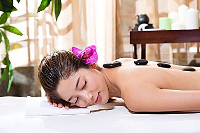 男生把困困放入老师定眼里|“智能新锐“困困”亮相,科技赋能驾驶体验,引领汽车行业未来潮流-2