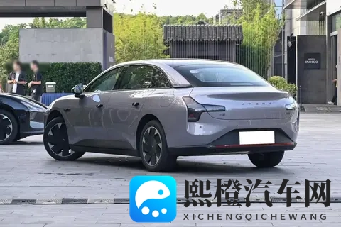 长安启源A06拿出诚意,配6C闪充+高规格悬架,小鹏M03接得住吗?-2