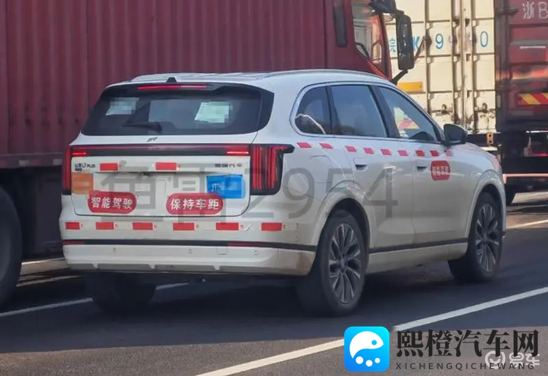 被巨大黑人整得翻白眼：巨型黑人车测试引关注，安全性能待提升-1