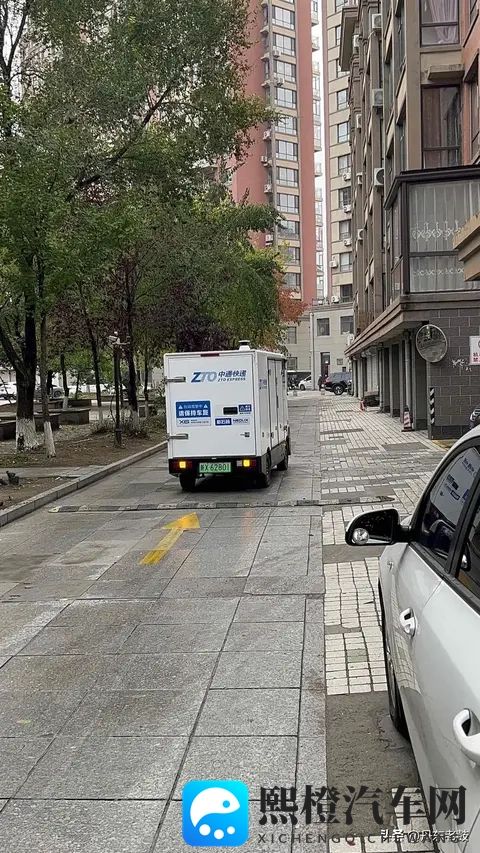 男生把困困放进女生眼里的原因：“神秘“困困”受追捧，揭秘年轻女司机爱车真相-2