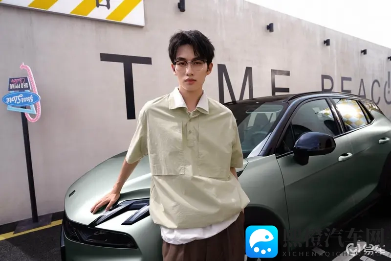 男女打扑克：情侣欢聚共享牌局时光-1