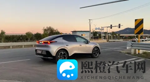 个性化成新能源SUV竞争新焦点，银色领克Z20现身引行业讨论-1