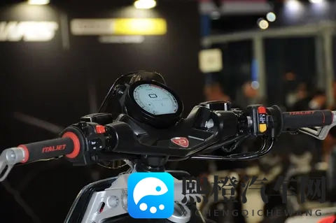 米兰车展丨意塔杰特Roadster 400发布，复古踏板的“变态”演绎-2