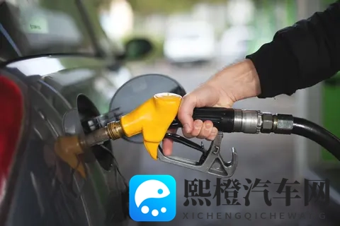 开车去加油一定要当心，不要做这3件事，否则会吃哑巴亏！-2