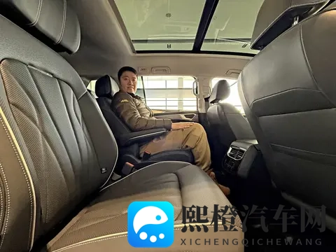 绿帽男献娇妻3pSpa共享:出轨丈夫与妻共度私密三人性SPA-1