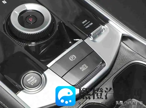 女同学裸体趴下光屁股:高校裸照事件引发隐私与科技反思,行业自律势在必行-1