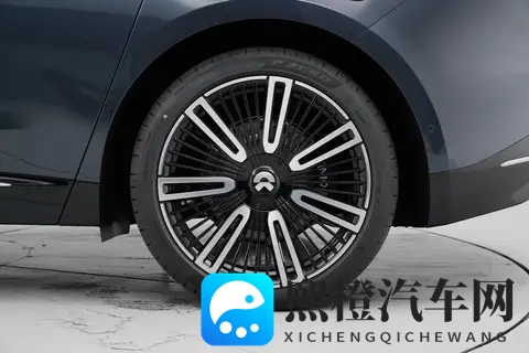 5 米 3 车长，头等舱后排 + 三重降噪，蔚来ET9让行政豪车好开又舒服-2