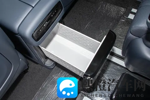 26款岚图梦想家试驾:家庭7座MPV的实用之选-1