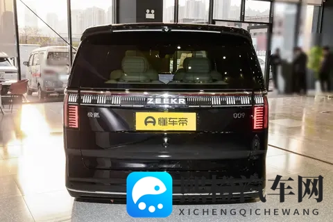 极氪009六座行政版:旗舰MPV的均衡实力与家庭出行新选择-3