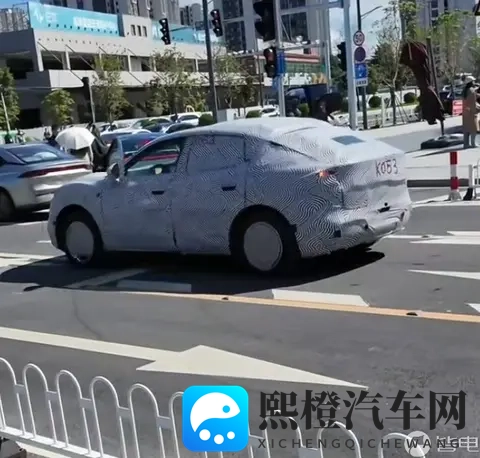 小鹏MONA SUV伪装谍照曝光,计划2026年正式推出-1