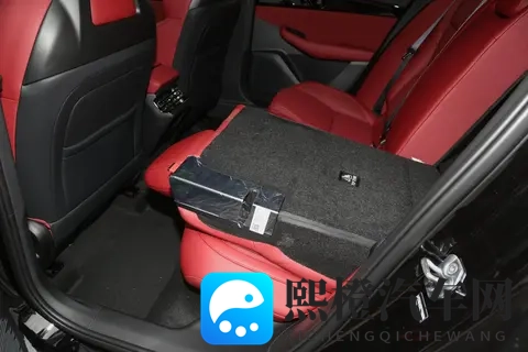 领克03 2026款 20TD AT Ultra：紧凑型燃油轿车市场中的均衡之选-3