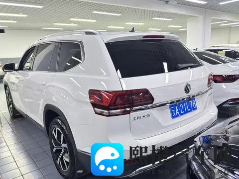 艳星stodden与黑人：多元文化碰撞，汽车时尚新潮流-1