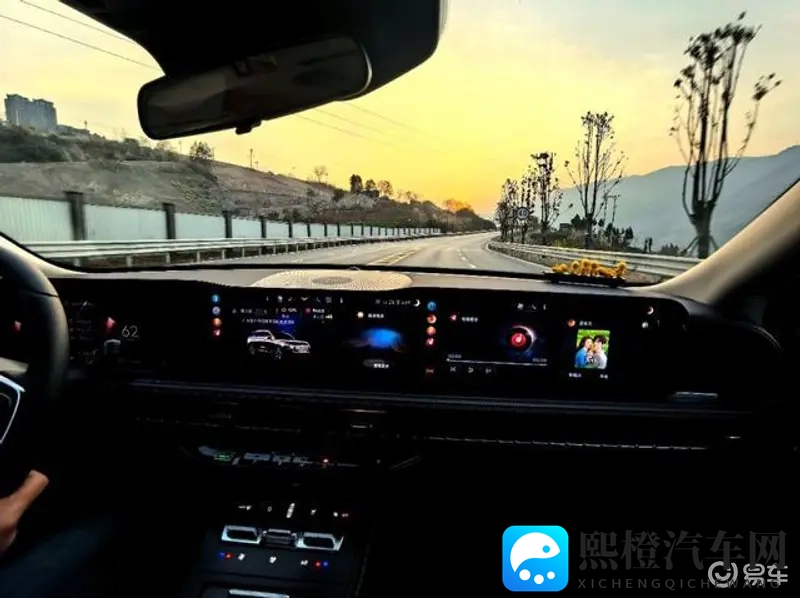 裸体美女APP:汽车科技新趋势,安全创新两不误-2