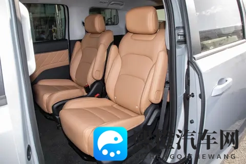 五菱星光 730 PHEV 体验：10 万级家用 MPV，大空间低耗超实用-2