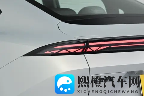 深蓝L06：预售刚开，1399万起就让中型纯电轿跑圈子热闹起来了-2