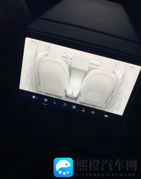 特斯拉Model Y的“隐藏彩蛋”：白色小卡扣，藏着一个纯平大世界！-2