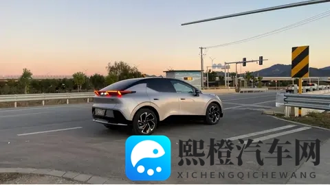 银色领克Z20街头现身,是新品预告还是个性改装?-1